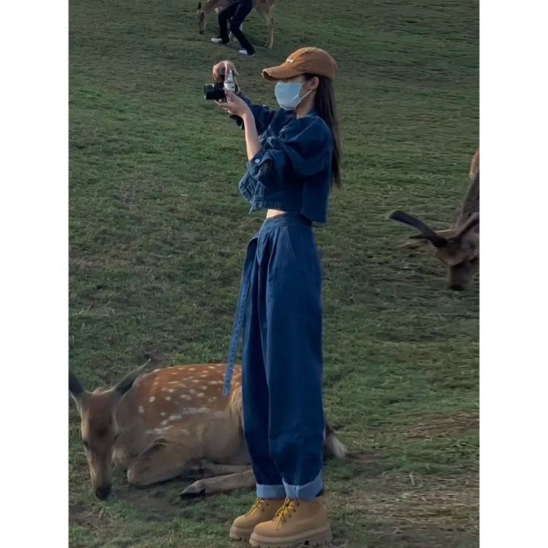 Moterų džinsinis kostiumas su trumpu švarkeliu pūkuotomis rankovėmis ir harėmo tipo kelnes; pagrindinis audinys poliesteris 50–70%