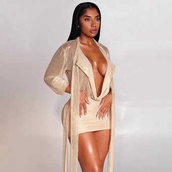 Dviejų dalių sijonų kostiumas: ilgomis rankovėmis, permatomas viršus su sagtelėmis ir liesa trumpa sijonė; siuvimo sujungimas