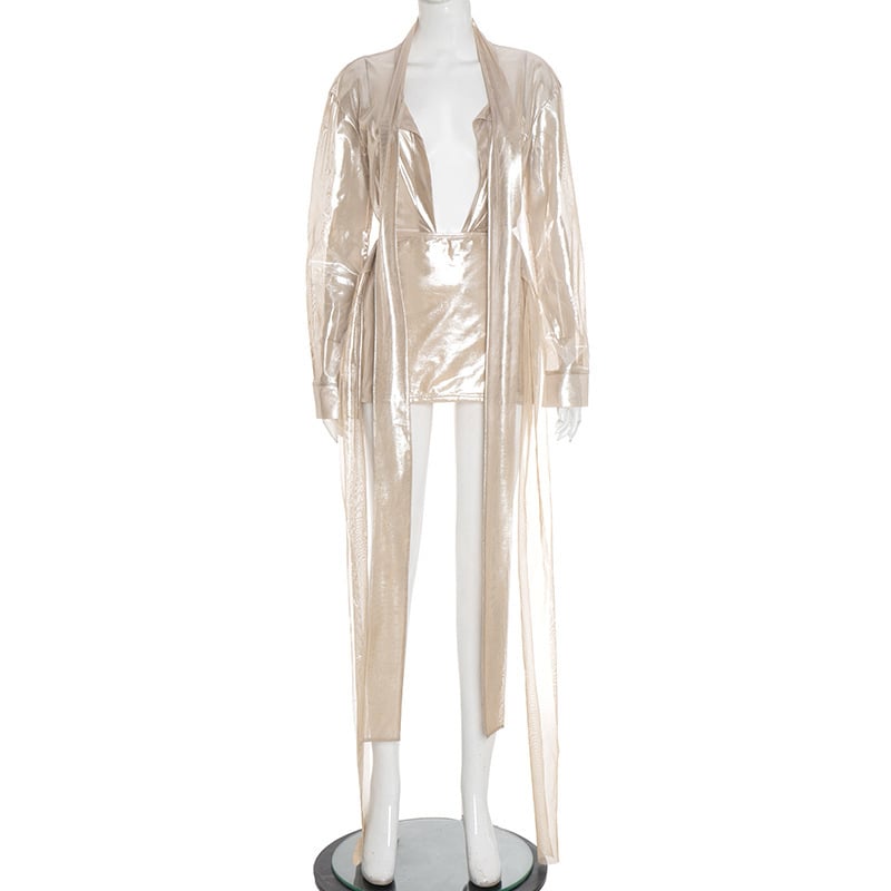 Dviejų dalių sijonų kostiumas: ilgomis rankovėmis, permatomas viršus su sagtelėmis ir liesa trumpa sijonė; siuvimo sujungimas