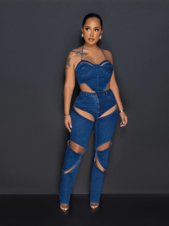 Džinsinis kostiumas su kelnėmis su 3D raštu ir mezgimo gėlės detalėmis, be rankovių, medvilnės-elastano mišinio, 2025 m. pavasaris, kaubojiškas gatvės hipster stilius