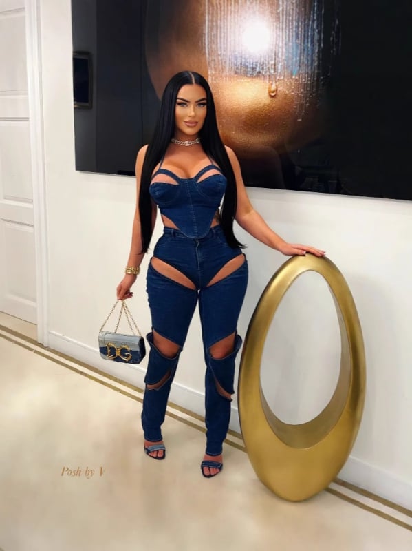 Džinsinis kostiumas su kelnėmis su 3D raštu ir mezgimo gėlės detalėmis, be rankovių, medvilnės-elastano mišinio, 2025 m. pavasaris, kaubojiškas gatvės hipster stilius