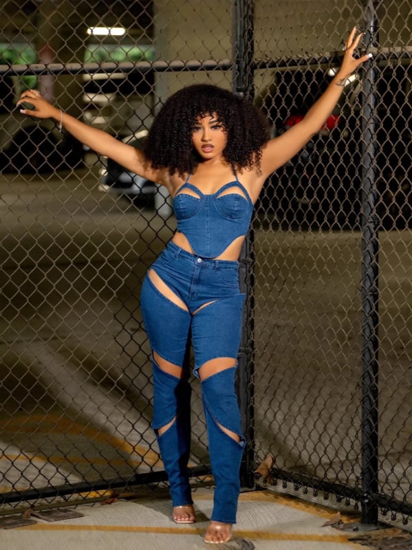 Džinsinis kostiumas su kelnėmis su 3D raštu ir mezgimo gėlės detalėmis, be rankovių, medvilnės-elastano mišinio, 2025 m. pavasaris, kaubojiškas gatvės hipster stilius