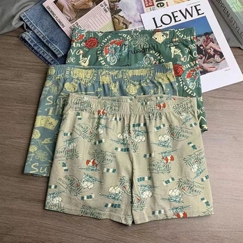 Férfi légáteresztő középmagas derekú boxeralsó; fő anyag 95–100% poliészter, ágyékréteg 81–95% poliészter, minden évszakra alkalmas