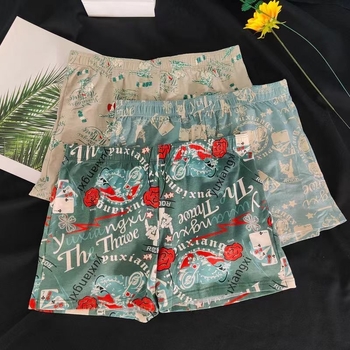 Férfi légáteresztő középmagas derekú boxeralsó; fő anyag 95–100% poliészter, ágyékréteg 81–95% poliészter, minden évszakra alkalmas