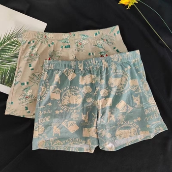 Férfi légáteresztő középmagas derekú boxeralsó; fő anyag 95–100% poliészter, ágyékréteg 81–95% poliészter, minden évszakra alkalmas