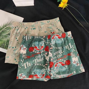 Férfi légáteresztő középmagas derekú boxeralsó; fő anyag 95–100% poliészter, ágyékréteg 81–95% poliészter, minden évszakra alkalmas