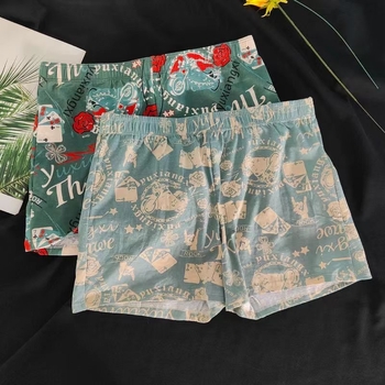 Férfi légáteresztő középmagas derekú boxeralsó; fő anyag 95–100% poliészter, ágyékréteg 81–95% poliészter, minden évszakra alkalmas