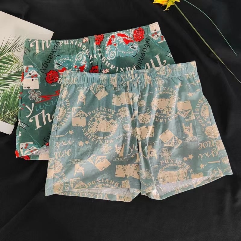 Férfi légáteresztő középmagas derekú boxeralsó; fő anyag 95–100% poliészter, ágyékréteg 81–95% poliészter, minden évszakra alkalmas