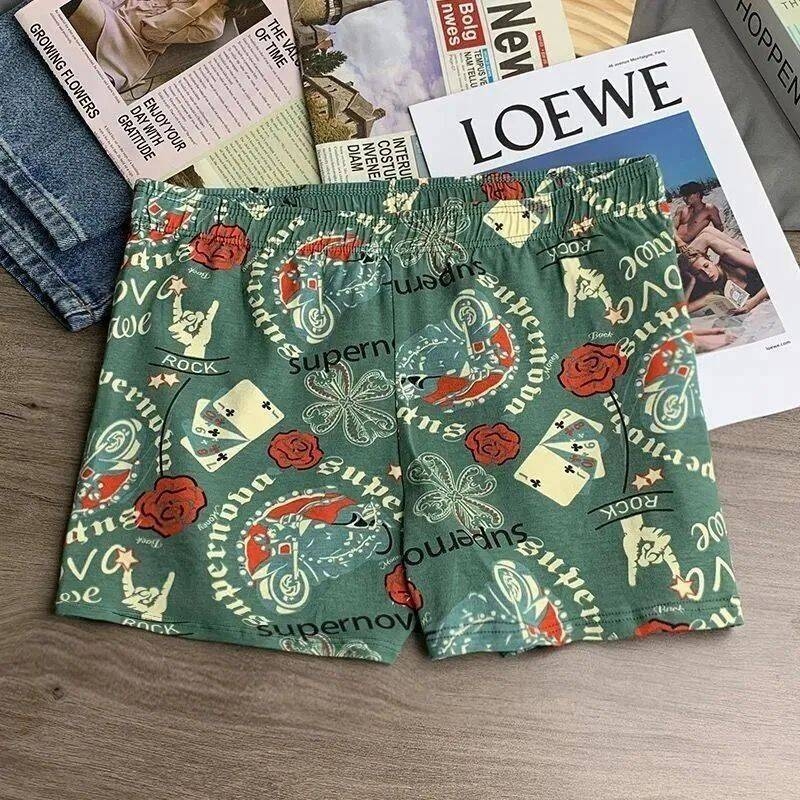 Férfi légáteresztő középmagas derekú boxeralsó; fő anyag 95–100% poliészter, ágyékréteg 81–95% poliészter, minden évszakra alkalmas