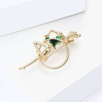 Broš: crtani lik djevojke, legura, tehnika kapanja ulja, dekorativni dodatak