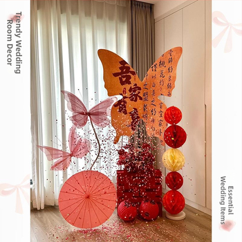 Vestuvėms skirtas fono komplektas su drugelių lenta – popieriaus ir kaspinų dekoras sienai