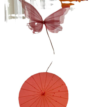 Vestuvėms skirtas fono komplektas su drugelių lenta – popieriaus ir kaspinų dekoras sienai