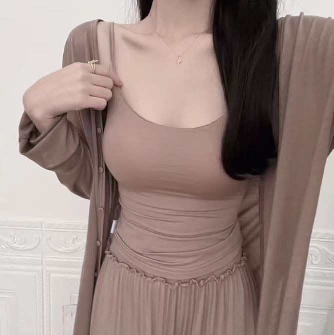 Női pamut top vállpántos, alacsony nyakú kivágás, 80–90% pamut, vékony anyag, mind a négy évszakra