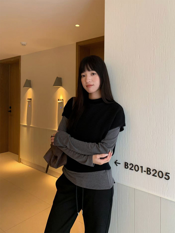 Ženski komplet od pletenog topa – top s polu visokim ovratnikom i kratkim rukavima + dugi rukav T‑shirt, akrilna vlakna 50–70%, casual japansko-korejski stil, zima 2025