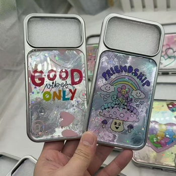 Silikónový kryt na iPhone 15 s potlačeným karikatúrnym dizajnom, trblietavé kvapky z živice a akcenty z pier s sieťovou štruktúrou, protišmykový a ochrana proti pádu