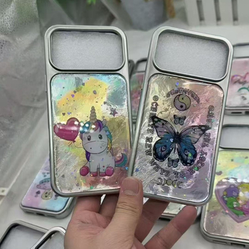 Silikónový kryt na iPhone 15 s potlačeným karikatúrnym dizajnom, trblietavé kvapky z živice a akcenty z pier s sieťovou štruktúrou, protišmykový a ochrana proti pádu