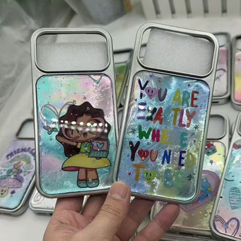 Silikónový kryt na iPhone 15 s potlačeným karikatúrnym dizajnom, trblietavé kvapky z živice a akcenty z pier s sieťovou štruktúrou, protišmykový a ochrana proti pádu