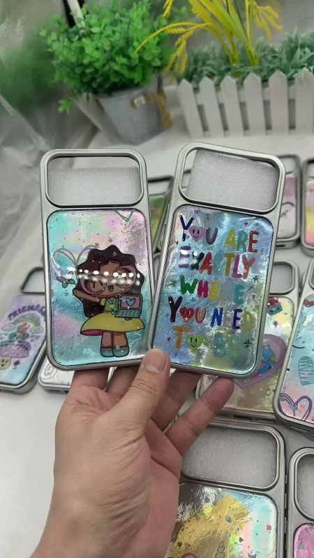 Silikónový kryt na iPhone 15 s potlačeným karikatúrnym dizajnom, trblietavé kvapky z živice a akcenty z pier s sieťovou štruktúrou, protišmykový a ochrana proti pádu