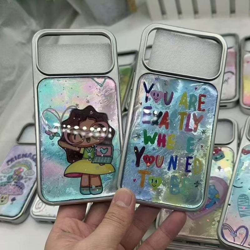 Silikónový kryt na iPhone 15 s potlačeným karikatúrnym dizajnom, trblietavé kvapky z živice a akcenty z pier s sieťovou štruktúrou, protišmykový a ochrana proti pádu