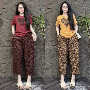 Ženski dvodijelni set: T-shirt top i široke hlače, anime karikatura uzorak, Milk Silk tkanina, poliester 90–95%, ljeto 2025