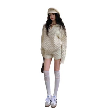 Dvodijelni pleteni set: top s dugim rukavom i šorcevi, jednostavan uzorak, poliesterska smjesa 70–80% / 30–50%, bez ovratnika, ležerni stil, kolažni detalji, jesen 2025 kolekcija