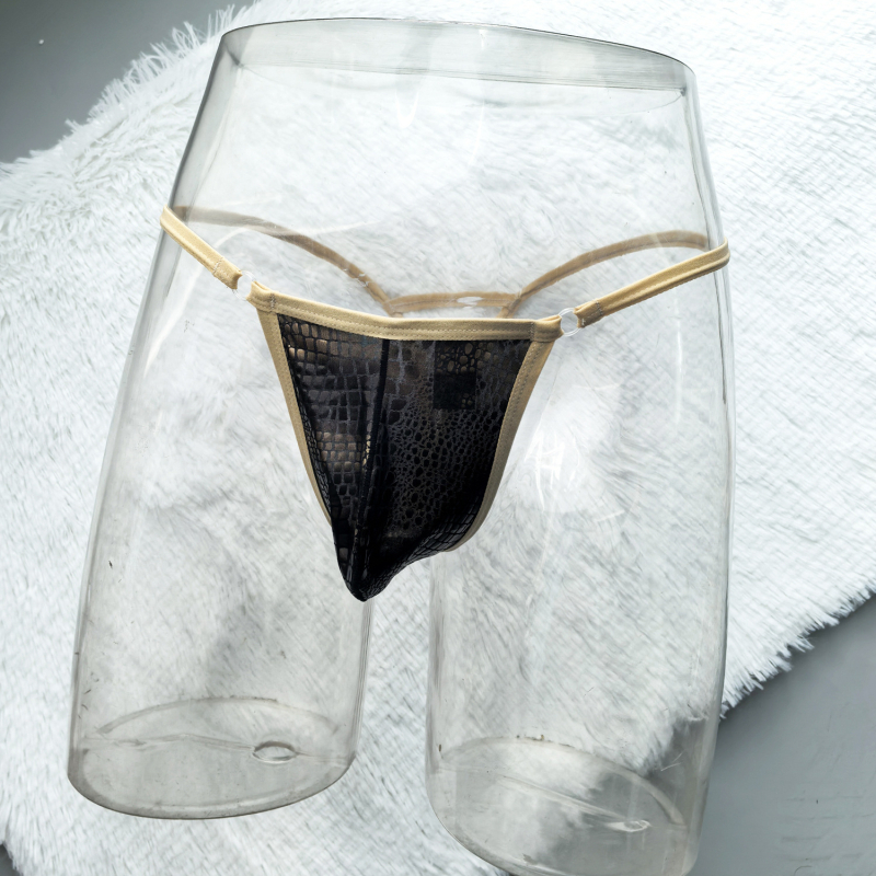 Ανδρικά στρινγκ από αναπνεύσιμο πολυεστέρα, βασικό ύφασμα 90–95%, πίσω σχέδιο V‑ανάποδο τρίγωνο με κενό, κυκλοφόρησε άνοιξη 2025.