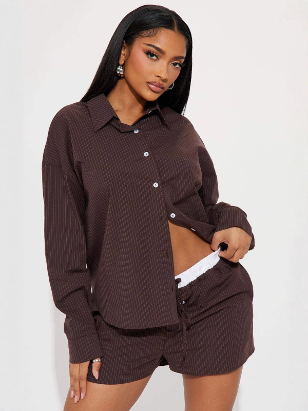 Set casual din două piese pentru femei, în dungi: top cu nasturi în față și rever, mâneci lungi, șort cu șnur — sezon toamnă 2025, 90-95% poliester