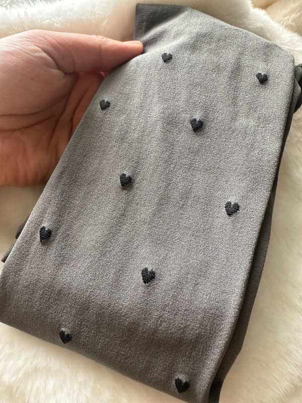 Velúr harisnyanadrág hullám‑pöttyös mintával, közepes vastagság, egyoldali ágyéktáji kivitel, viszkóz 70–80%