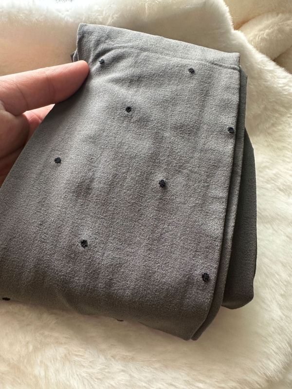 Velúr harisnyanadrág hullám‑pöttyös mintával, közepes vastagság, egyoldali ágyéktáji kivitel, viszkóz 70–80%