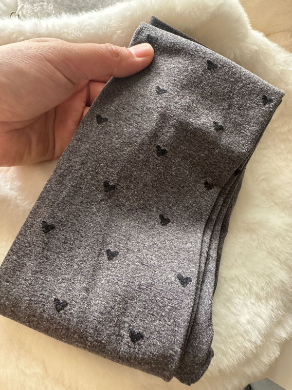 Velúr harisnyanadrág hullám‑pöttyös mintával, közepes vastagság, egyoldali ágyéktáji kivitel, viszkóz 70–80%