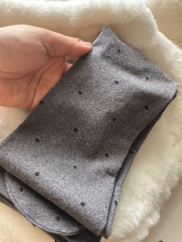 Velúr harisnyanadrág hullám‑pöttyös mintával, közepes vastagság, egyoldali ágyéktáji kivitel, viszkóz 70–80%