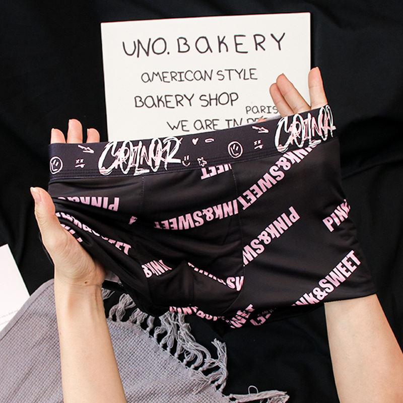 Muške boxerice Ice Silk, grafički uzorak, srednji pojas, prozračne i brzo se suše, sastav 80–90% poliestera, podstava prepona viskoza