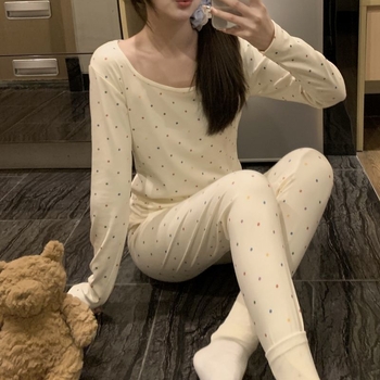 Moteriškų šilto apatinių drabužių komplektas: kašmyras ir triušio kailis, vieno sluoksnio, vidutinė šiluma, prigludęs kirpimas, dovanojamai dėžutė