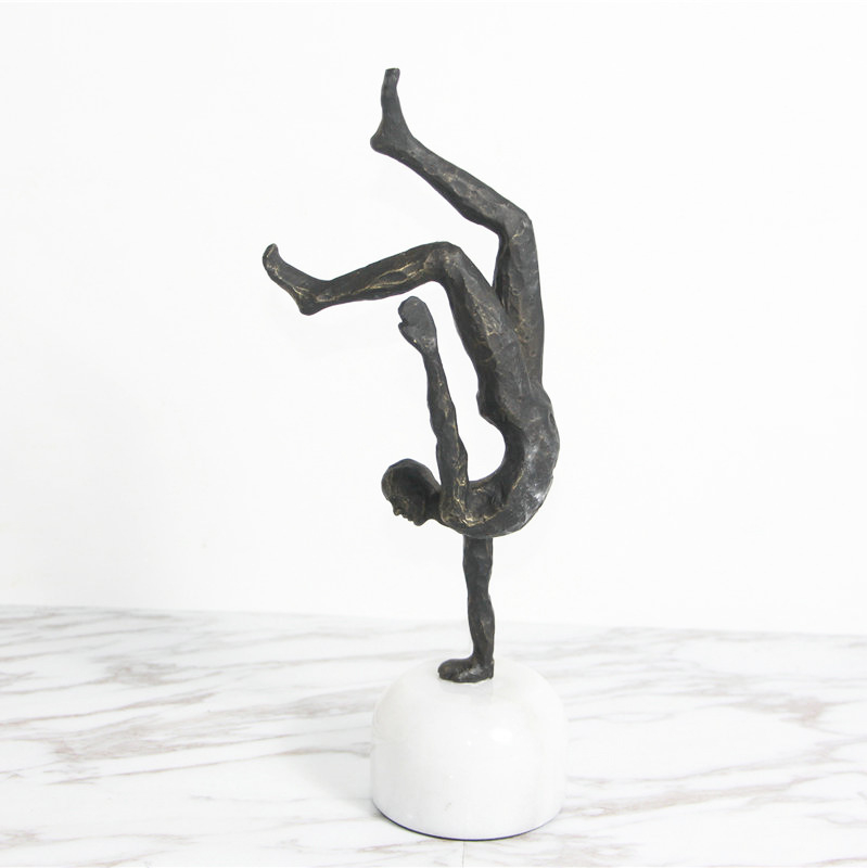 Metalna figurica gimnastičarke, minimalistički moderni dekor za dom i ured