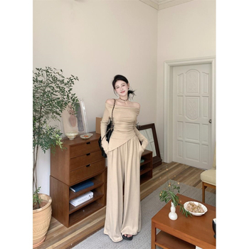 Két darabos kosztüm készlet: egyvállas hosszú ujjú felső és széles lábú nadrág, poliészter anyag, hőkezeléses felület