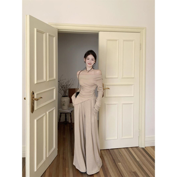 Két darabos kosztüm készlet: egyvállas hosszú ujjú felső és széles lábú nadrág, poliészter anyag, hőkezeléses felület