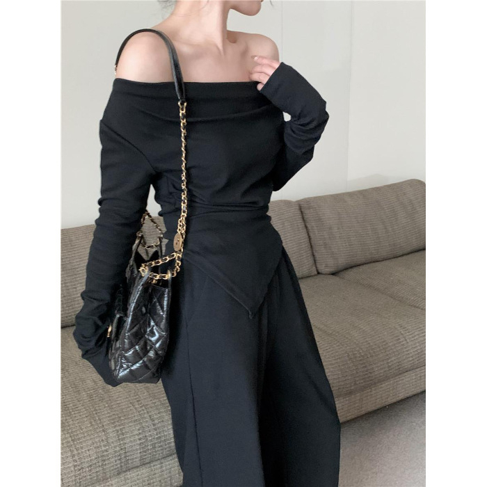 Két darabos kosztüm készlet: egyvállas hosszú ujjú felső és széles lábú nadrág, poliészter anyag, hőkezeléses felület