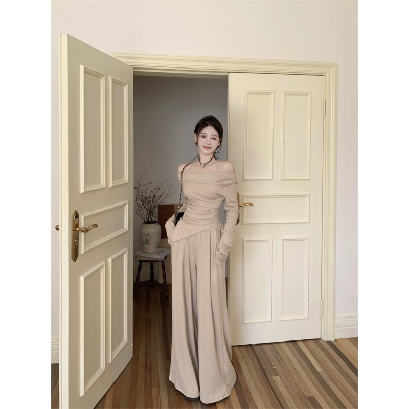 Két darabos kosztüm készlet: egyvállas hosszú ujjú felső és széles lábú nadrág, poliészter anyag, hőkezeléses felület