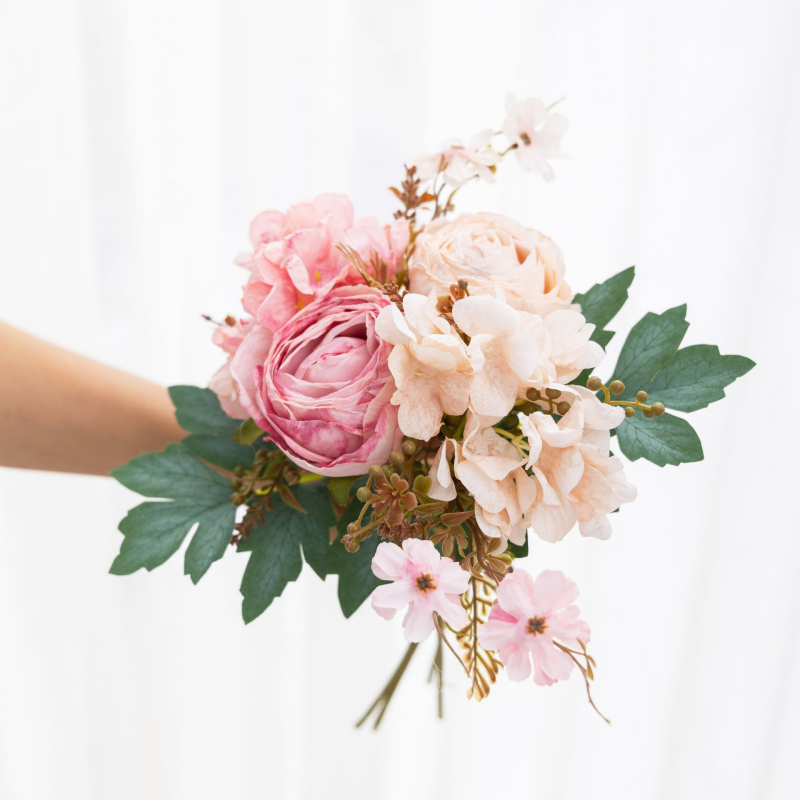 Mesterséges rózsa és hortenzia virágcsokor esküvőre és otthoni díszítésre (Anyagok: selyem virágok, poliészter; Fajták: rózsa, hortenzia; Kézművesség: stilizálás, domborítás, injekciós formázás, szitanyomás)