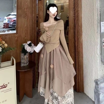 Elegantan ženski dvodjelni proljetni set: top bez ramena i asimetrična mini suknja, stil princeze