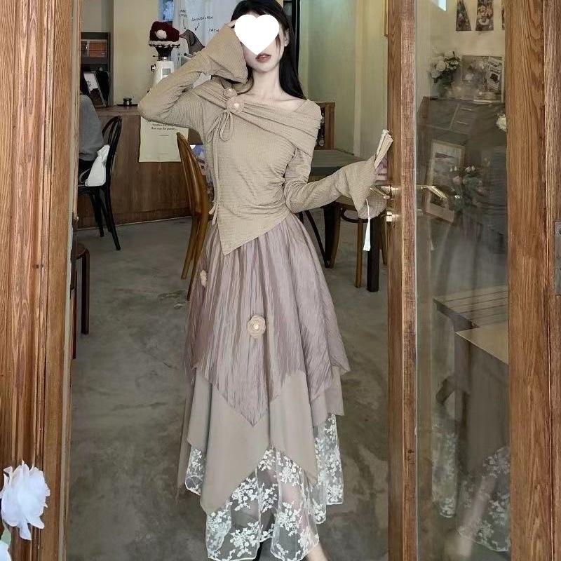 Elegantan ženski dvodjelni proljetni set: top bez ramena i asimetrična mini suknja, stil princeze