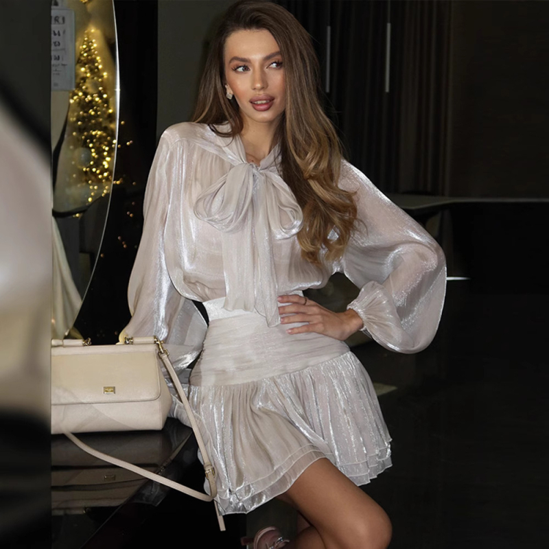 Jednobojna bluza s puff rukavima i plisirana kratka suknja – set