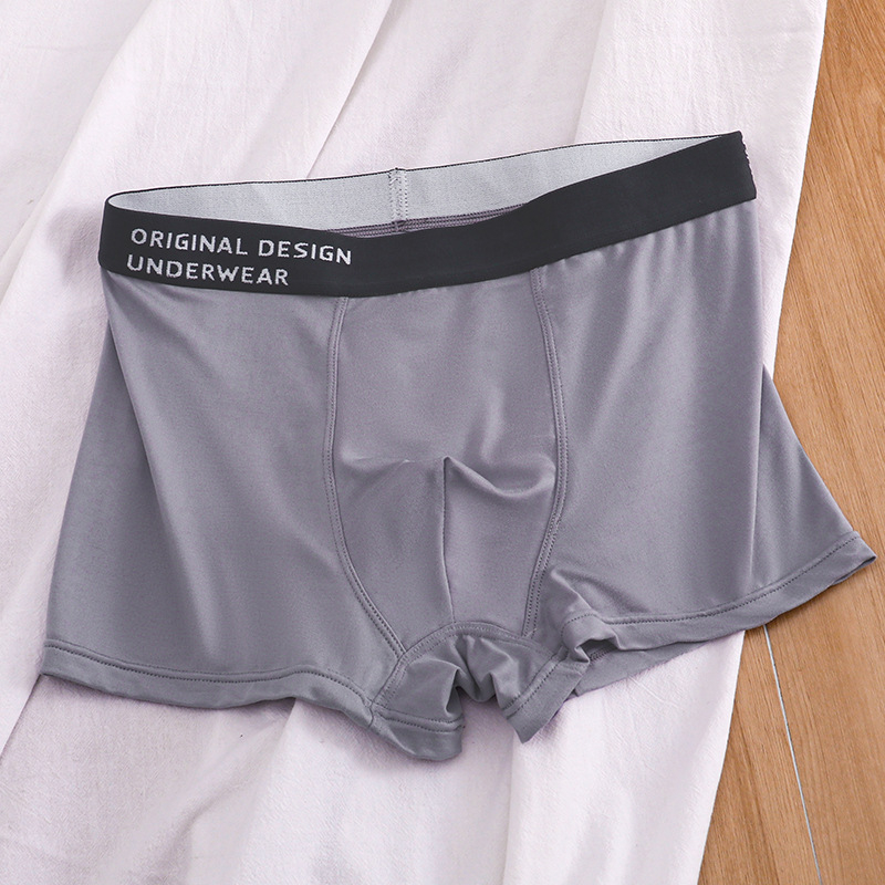 Muške bokserice, sportske, pletene od Milk Silk tkanine (polietser 90–95%), podstava prepona od viskoze (90–95%), srednji struk, jednobojni uzorak
