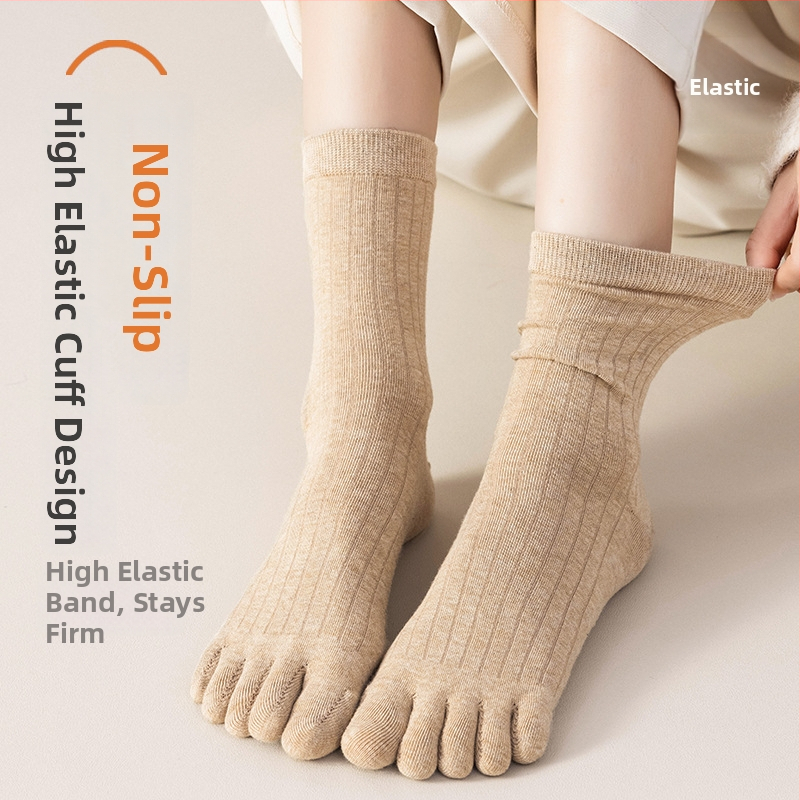 Ženské päťprsté ponožky, stredne dlhé lýtko; bavlnená zmes (64,4% bavlna, 32,7% polyester, 2,9% elastan); antibakteriálne, odvádzajú pot, deodorantné, proti trením; pletené jednou ihlou