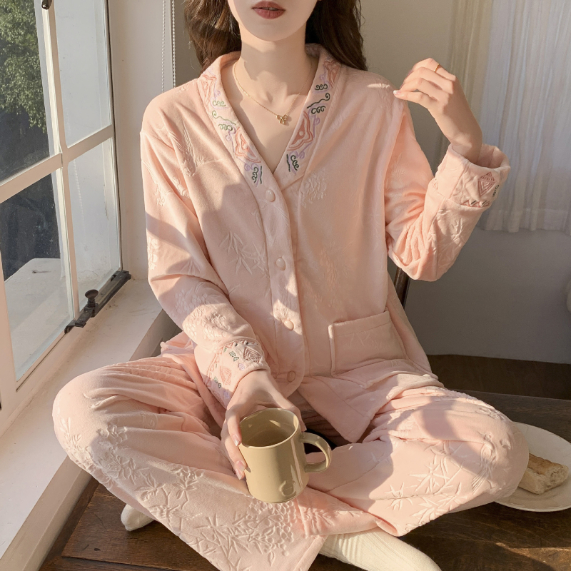 Ženski pajama set od island velvet s izšivkom, jesensko–zimska kolekcija, topla flis podstava za domaću udobnost
