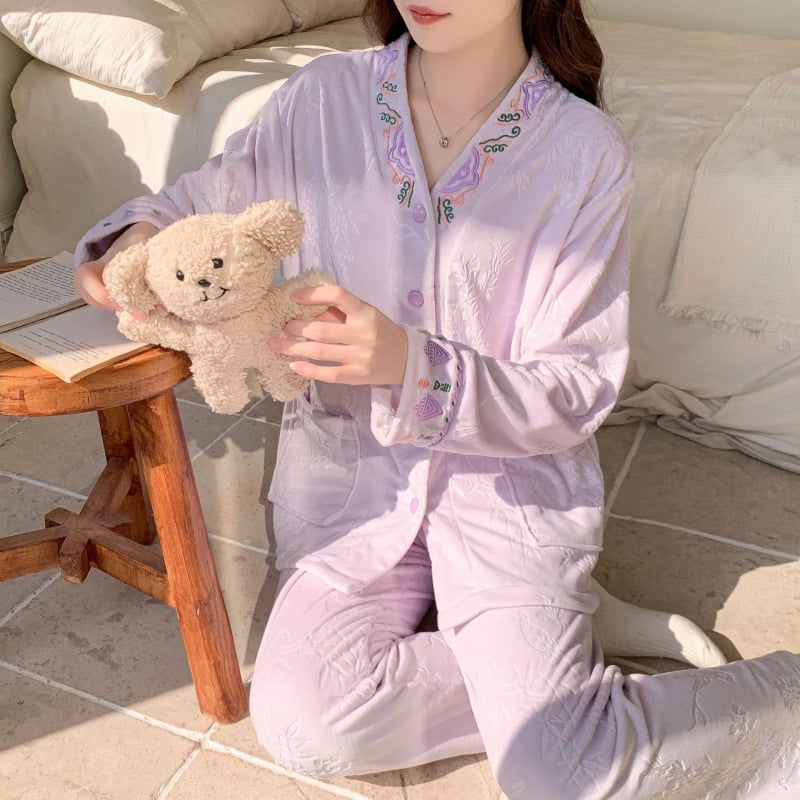 Ženski pajama set od island velvet s izšivkom, jesensko–zimska kolekcija, topla flis podstava za domaću udobnost