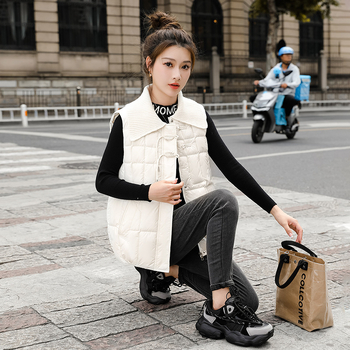 Vesta feminină din bumbac, fără mâneci, cu umplutură din bumbac-puf, guler rever, fermoar, exterior poliester, croială lejeră, primăvara 2024