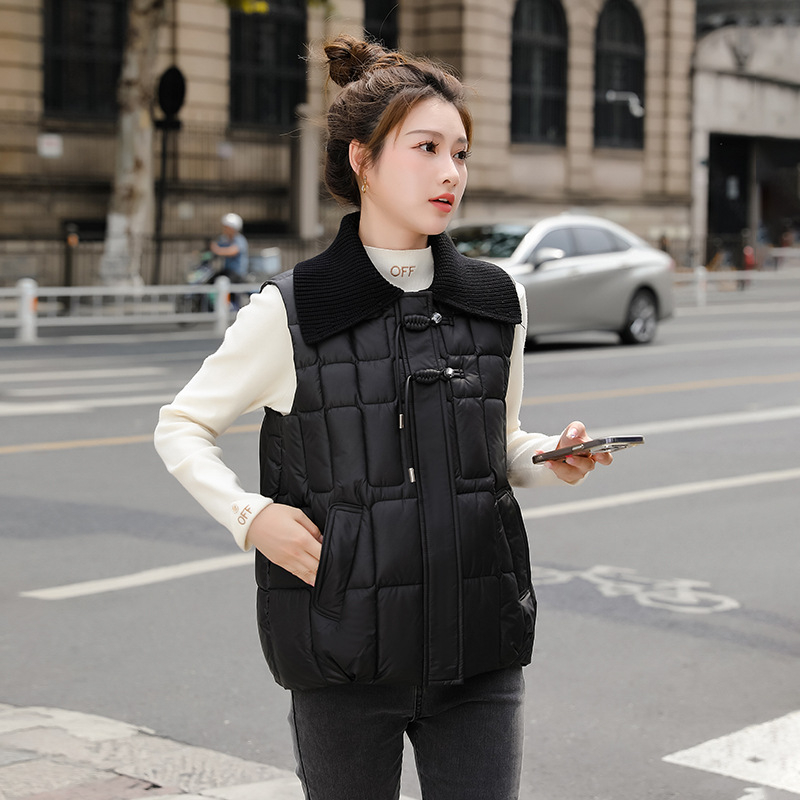 Vesta feminină din bumbac, fără mâneci, cu umplutură din bumbac-puf, guler rever, fermoar, exterior poliester, croială lejeră, primăvara 2024