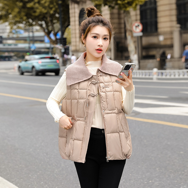 Vesta feminină din bumbac, fără mâneci, cu umplutură din bumbac-puf, guler rever, fermoar, exterior poliester, croială lejeră, primăvara 2024