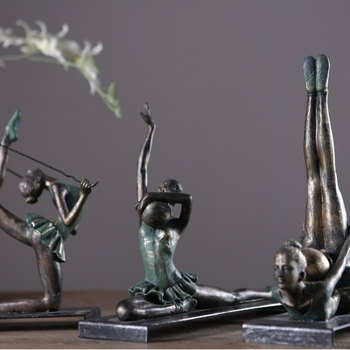 Táncoló figura műgyanta szobor — minimalist stílusú asztali dekoráció, ajándék lehet párnak, kollégának, barátnak, gyermeknek vagy osztálytársnak